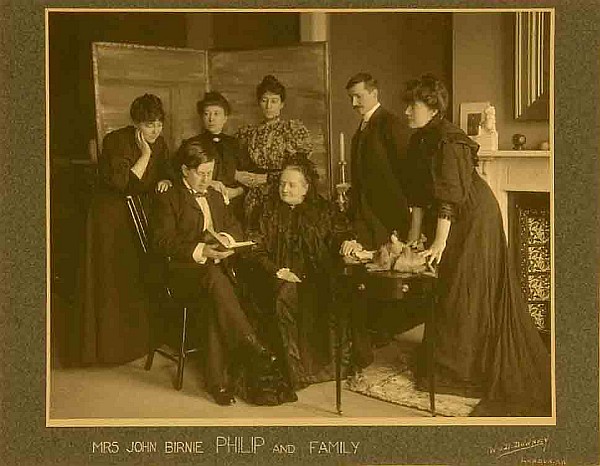 Mrs John Birnie Philip and family, photograph, Glasgow University Library