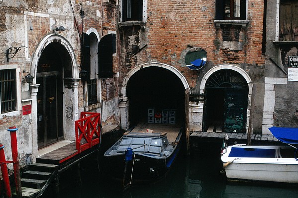 Rio de San Zulian  from under Ponte de l'Anzolo